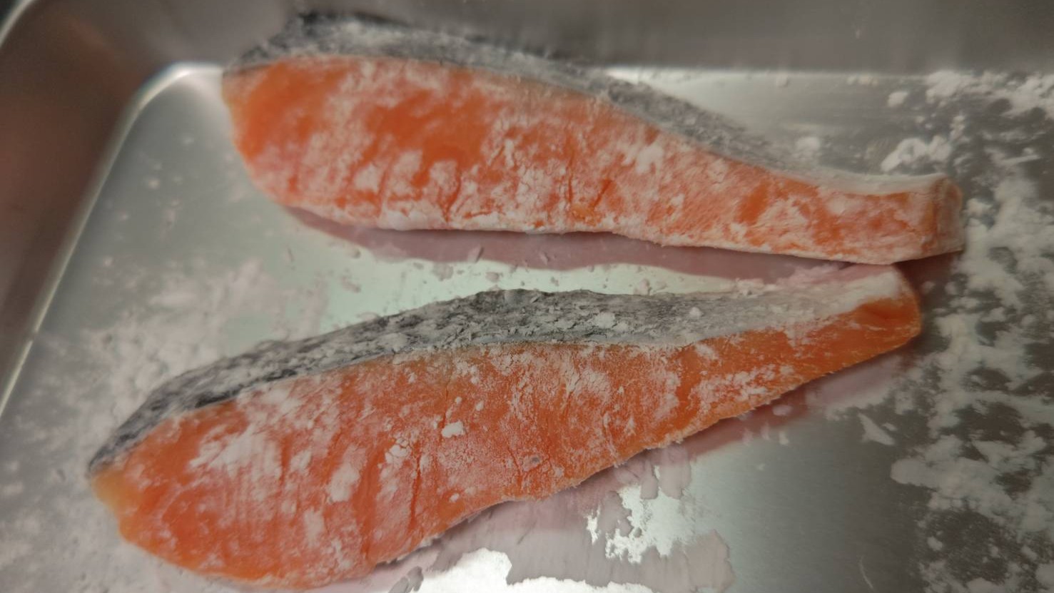 片栗粉をまぶす|秋鮭,アキアジ,根菜の揚げ出し・なめ茸おろし,レシピ,釣果メシ