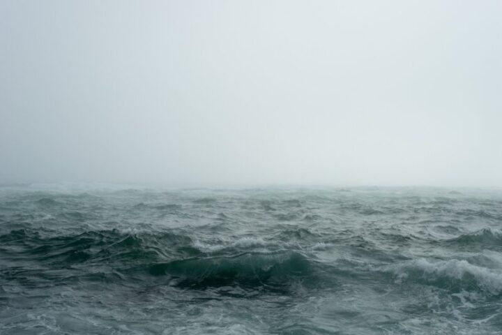 海の波打つ風