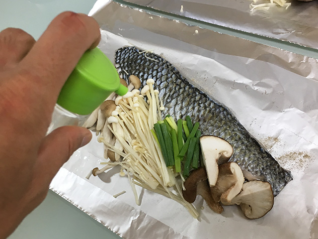 酒を振る・白身魚のホイル焼き