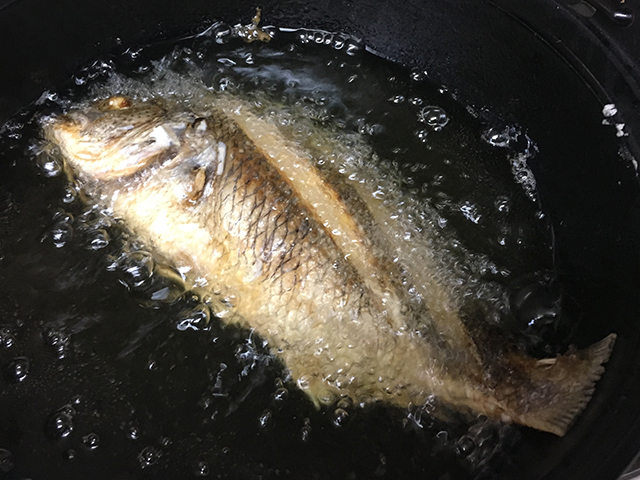 油で魚を揚げる、魚の中華風野菜あんかけ