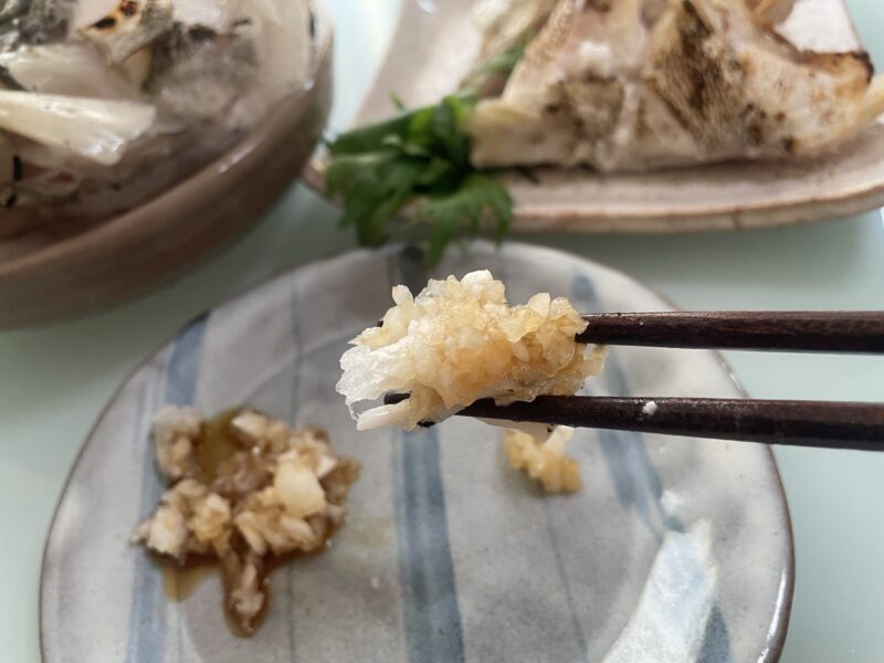 鬼おろし大根で食べる魚の頭とカマの塩焼き