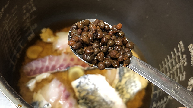 材料を加える、釣れた魚で炊き込みごはん