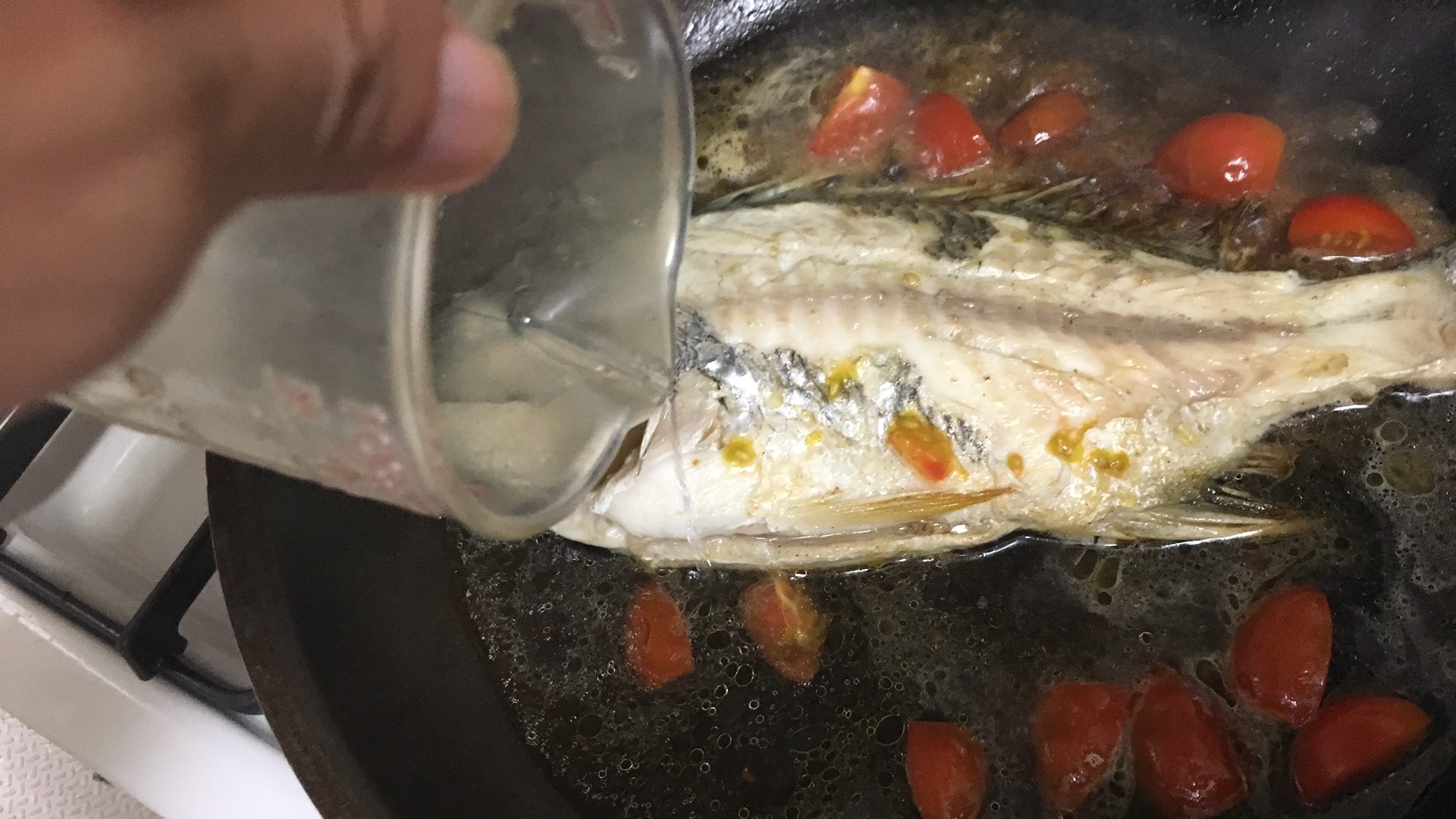 水を注ぎ蒸し煮する｜釣れた魚を丸ごとアクアパッツァ