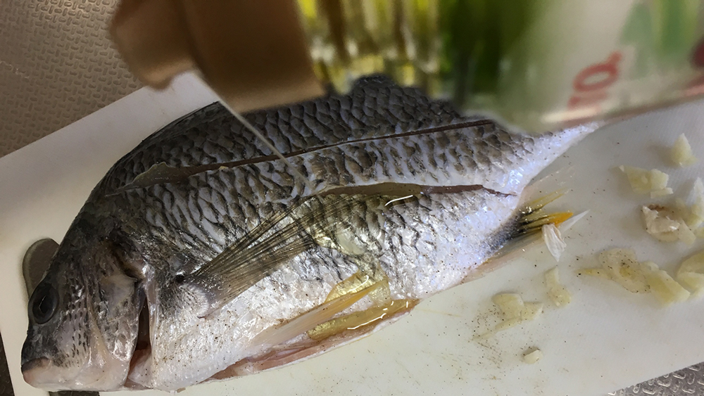 下味をつけて寝かせる｜釣れた魚を丸ごとアクアパッツァ