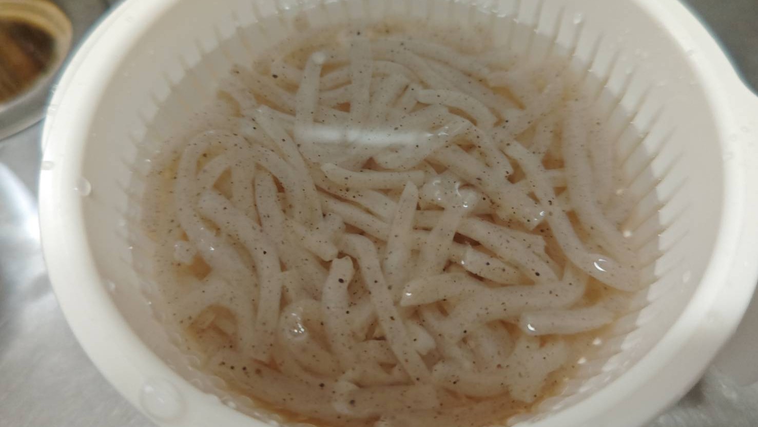 こんにゃくを水洗い,浮袋すじコン風甘辛炒め|シーバス(スズキ),浮袋,料理,レシピ,釣果メシ