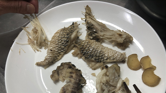 身を取り出し骨を抜く、釣れた魚で炊き込みごはん