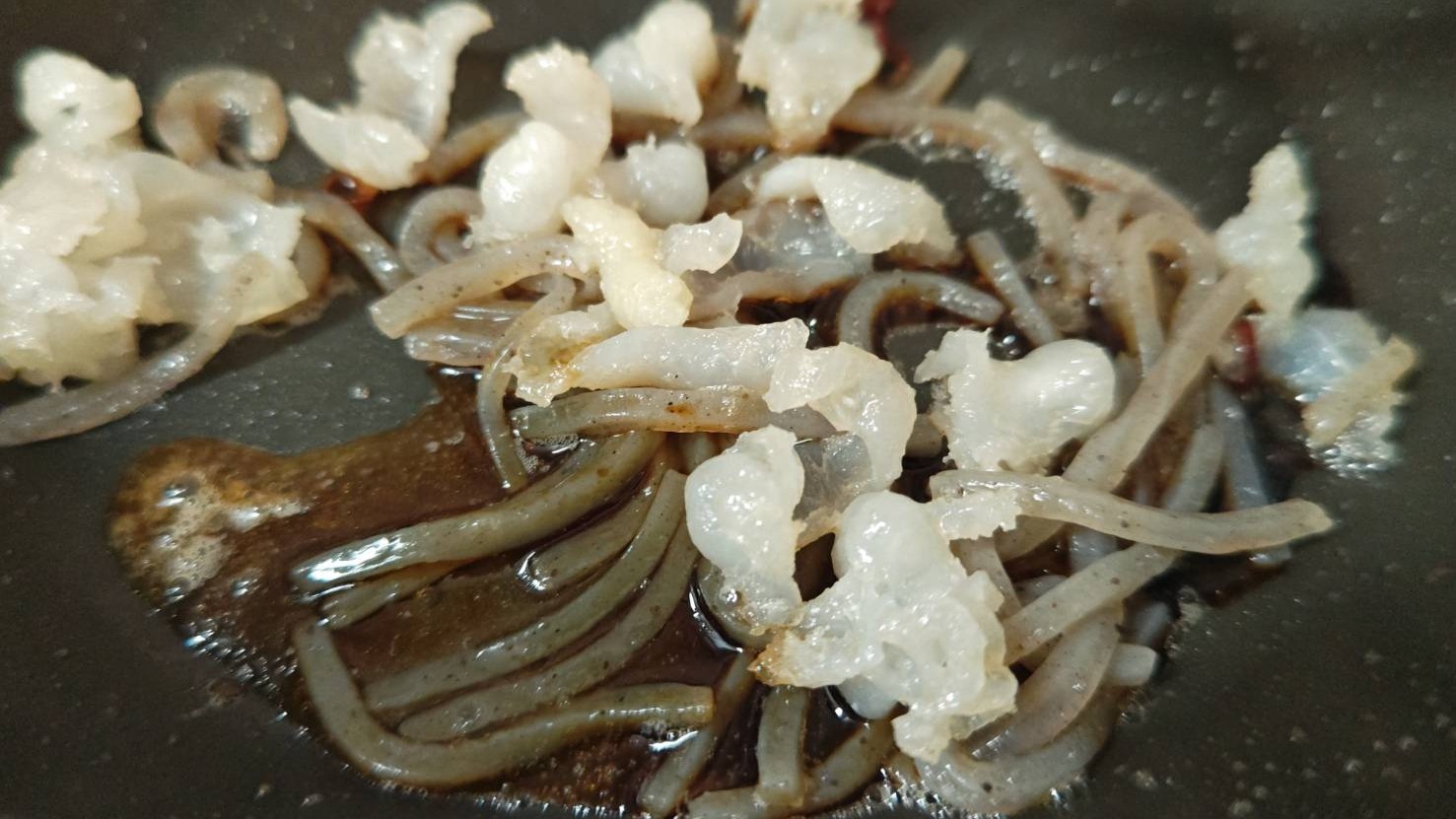 味を含ませる,浮袋すじコン風甘辛炒め|シーバス(スズキ),浮袋,料理,レシピ,釣果メシ