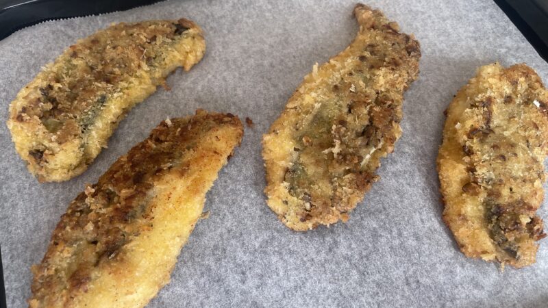 オーブンで焼く|きのこのデュクセルを衣にした白身魚の香味パン粉焼き、釣果メシ