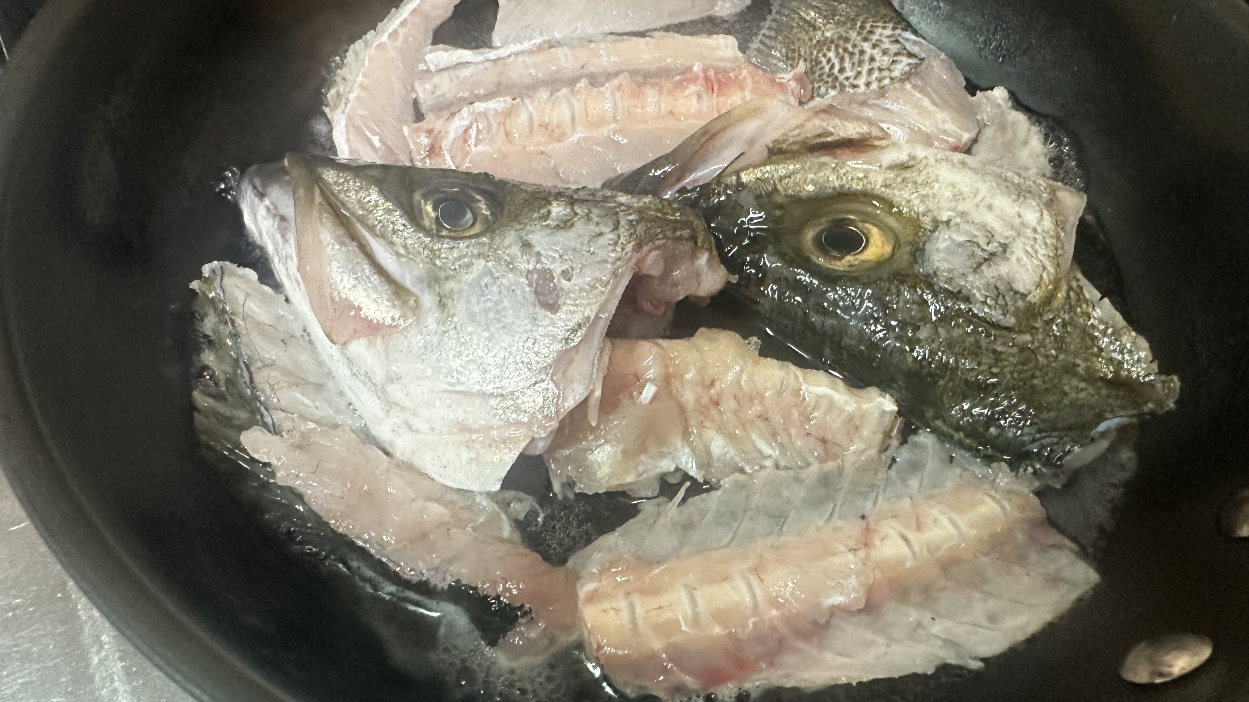 白ワインとにんにくで香りづけ|すずきのブーリッド