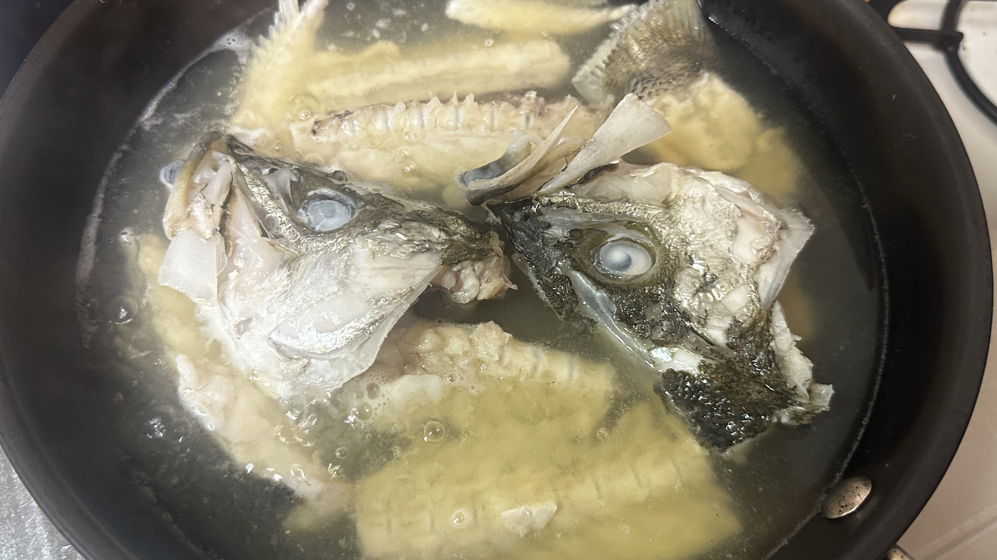ブイヨンを加え魚の味を煮出す|すずきのブーリッド