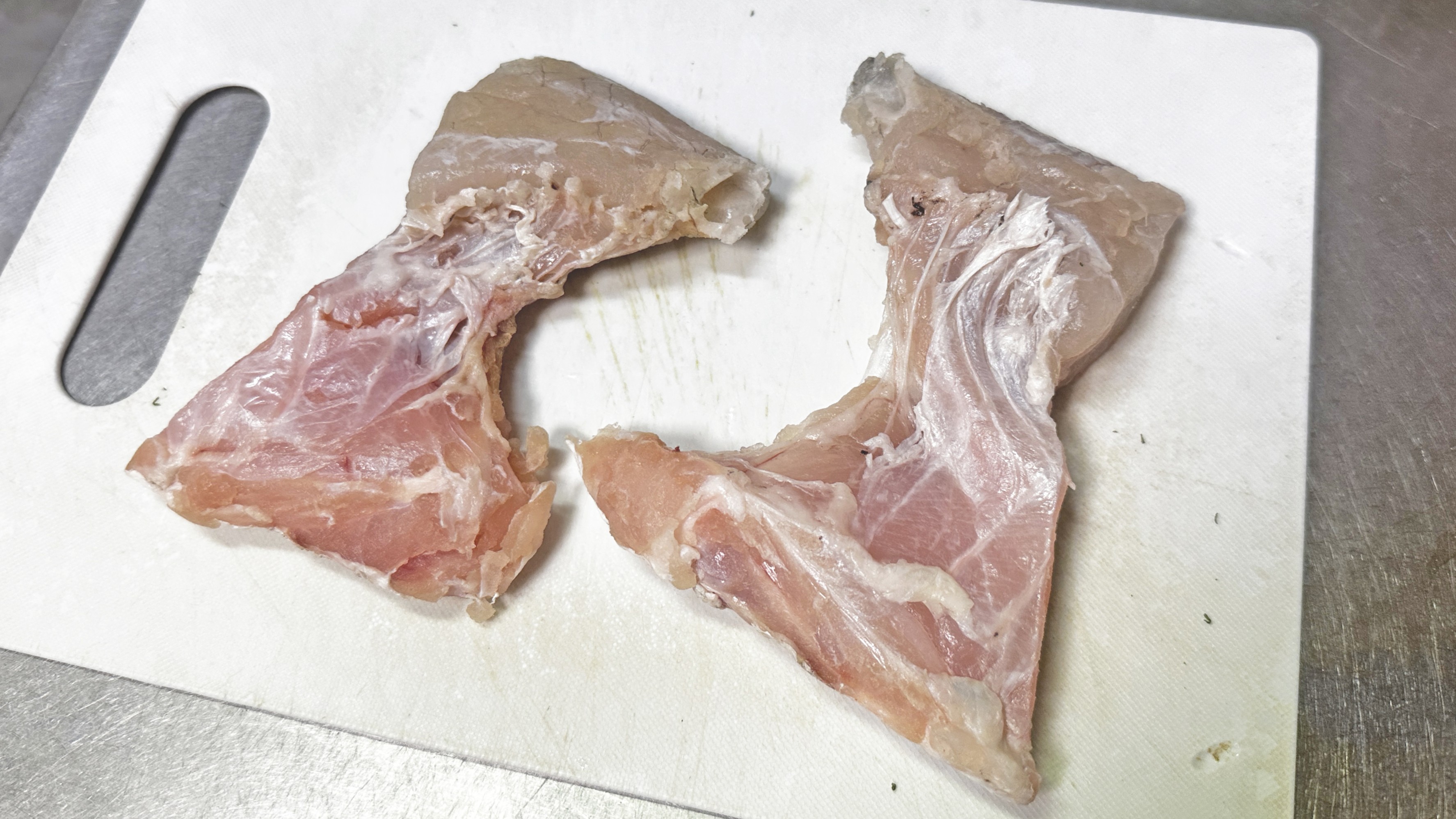 塩を振る|白身魚のバジルオイル焼き・冷たい生トマトアッシェソース、レシピ