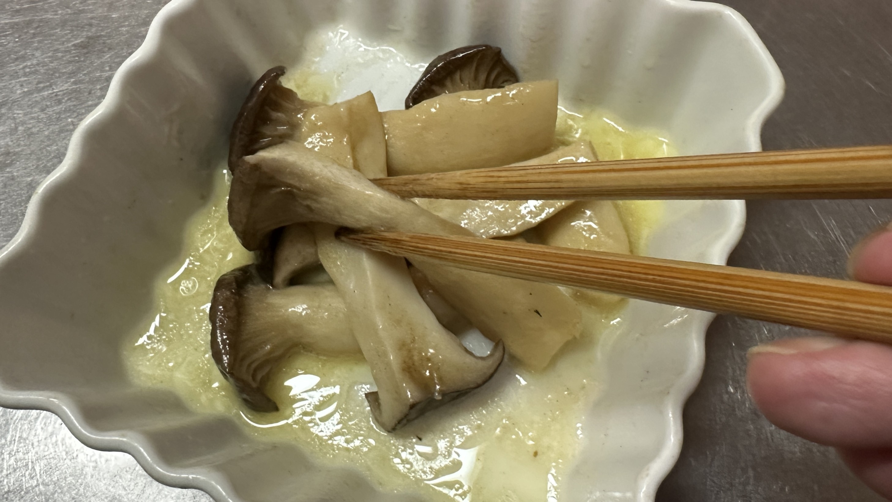 エリンギのバター蒸し、つけあわせ|白身魚のバジルオイル焼き・冷たい生トマトアッシェソース、レシピ