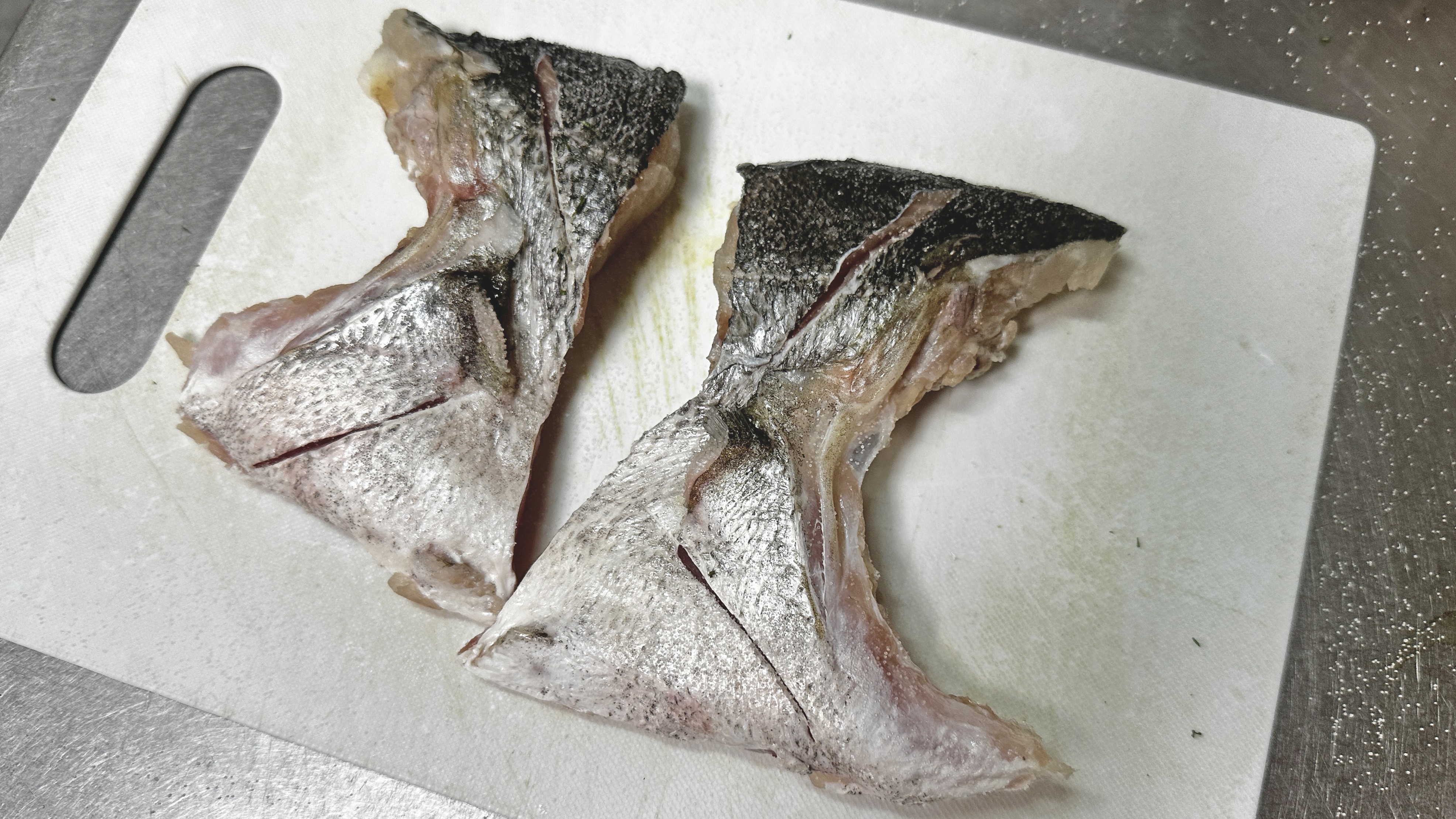 塩振り・皮目側|白身魚のバジルオイル焼き・冷たい生トマトアッシェソース、レシピ