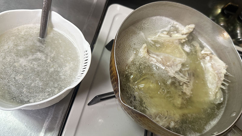 アクはこまめに取る|魚だしざる蕎麦,レシピ