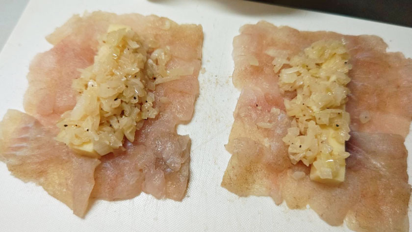 具材を詰める|白身魚のオニオンチーズパイ,レシピ,釣果メシ