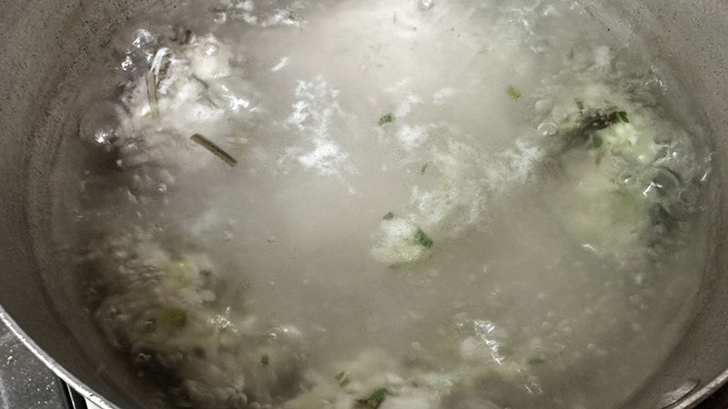 つみれを湯がく|魚だしざる蕎麦,レシピ