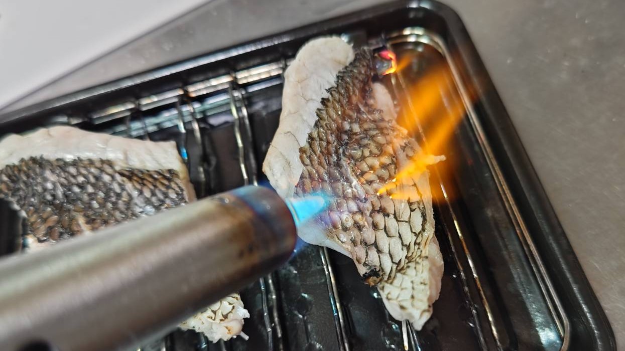 皮目に焼き色をつける|白身魚の酸菜魚のつくり方,レシピ,釣果メシ