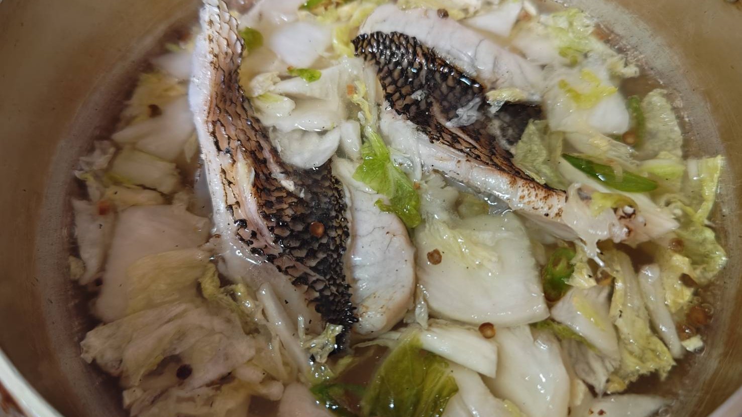 スープで煮ていく|白身魚の酸菜魚のつくり方,レシピ,釣果メシ