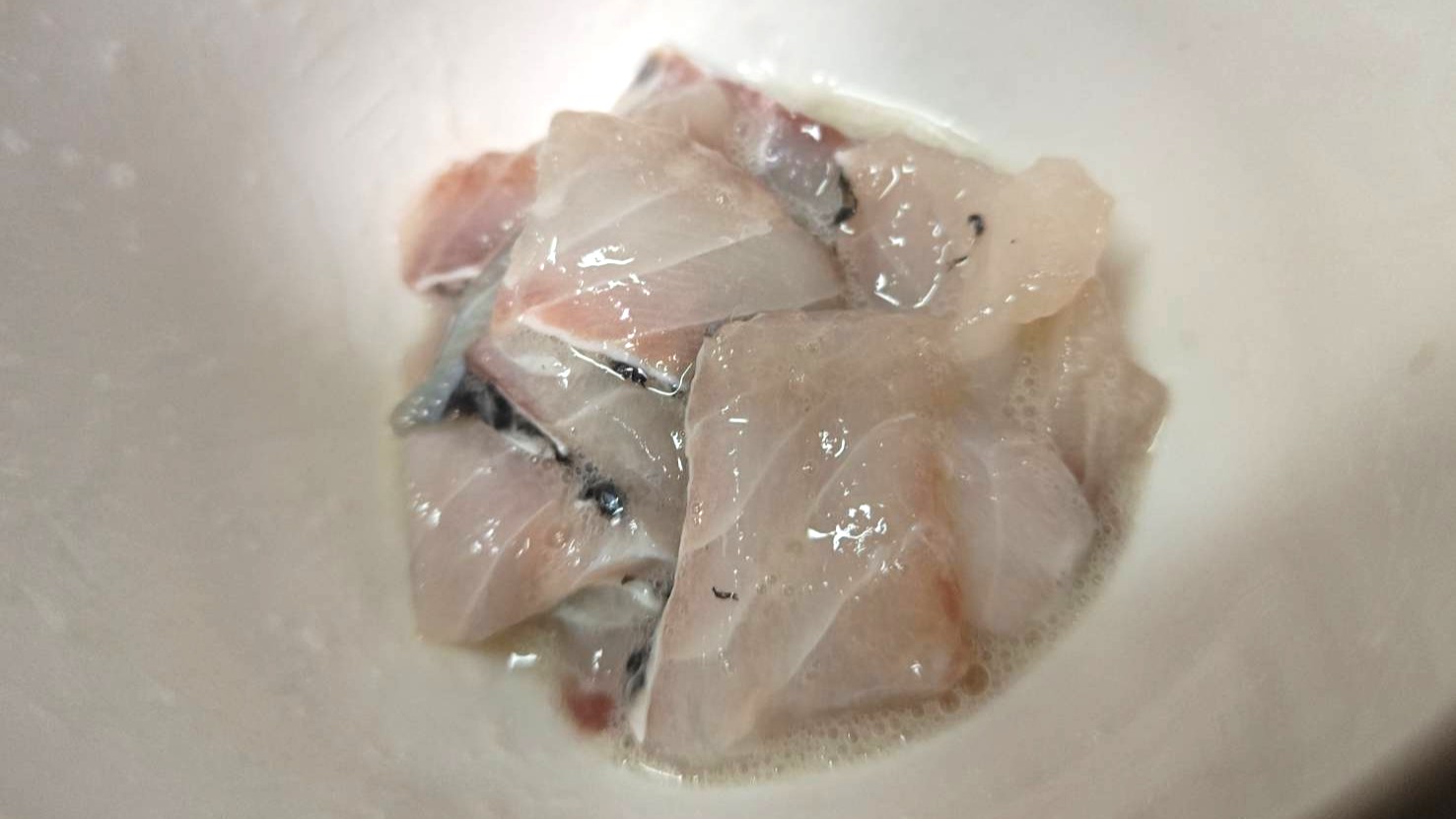 卵白で混ぜる|白身魚の酸菜魚のつくり方,レシピ,釣果メシ