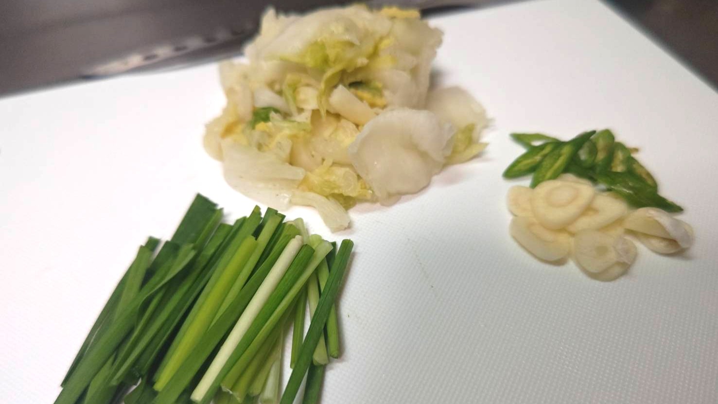 材料をカットする|白身魚の酸菜魚のつくり方,レシピ,釣果メシ