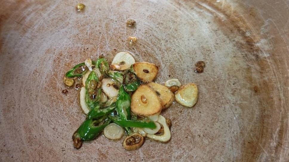 炒めて香味を引き出す|白身魚の酸菜魚のつくり方,レシピ,釣果メシ