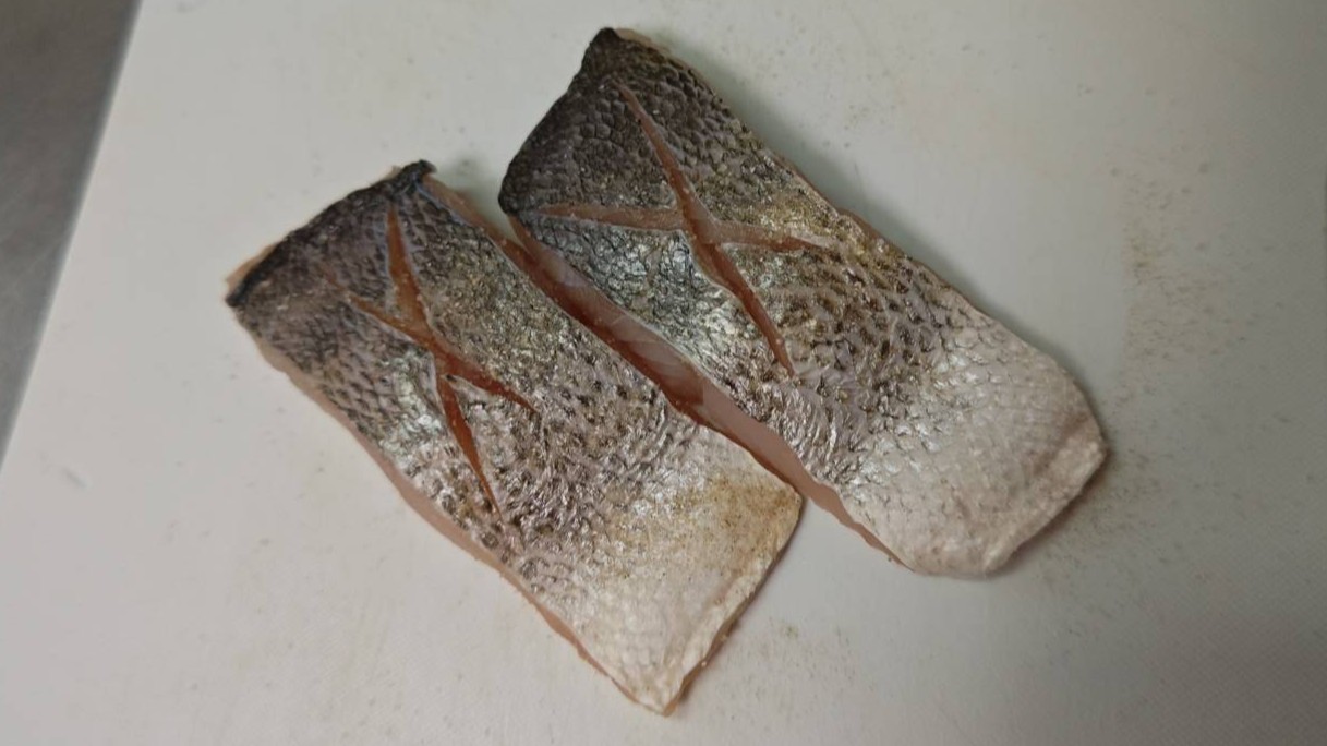 魚に下味をつける|タンドリーフィッシュのサラダライスボウル,釣果メシ
