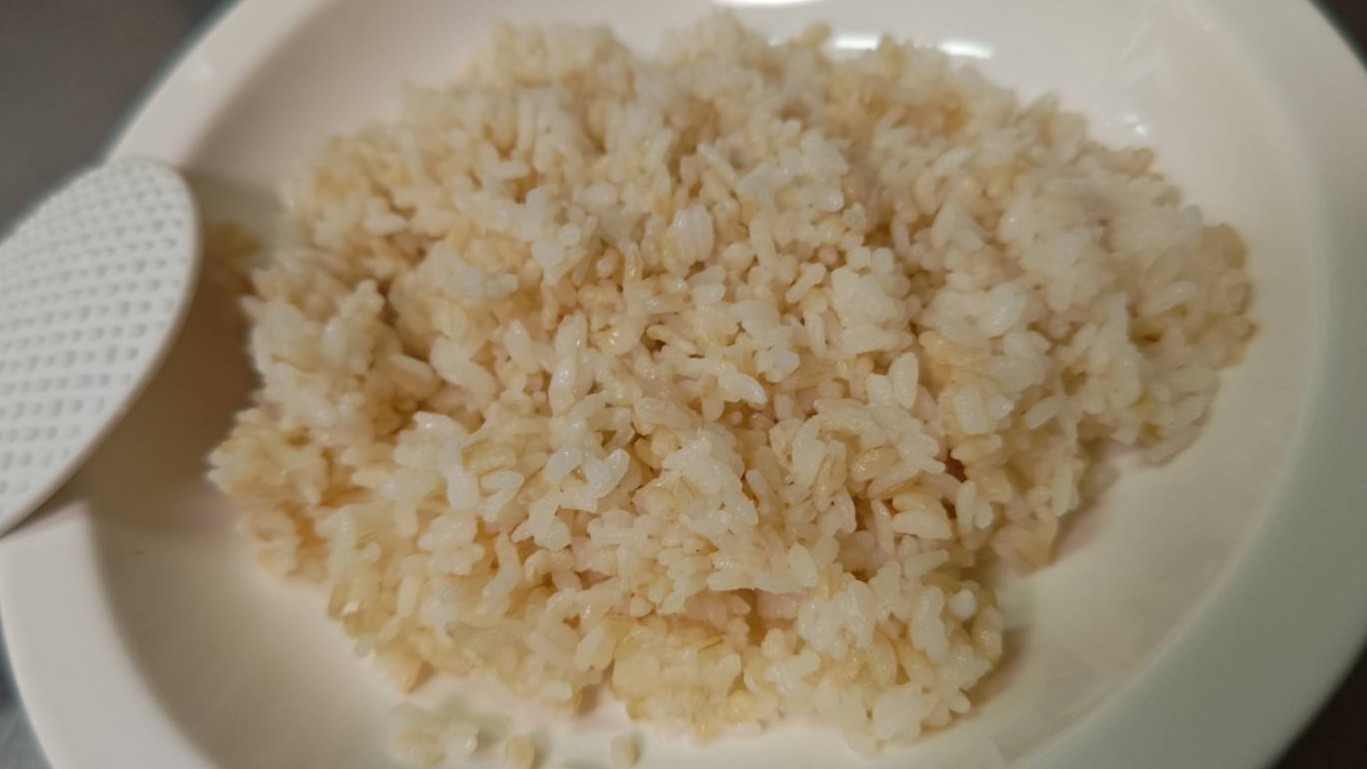 玄米ごはんを敷く|タンドリーフィッシュのサラダライスボウル,釣果メシ