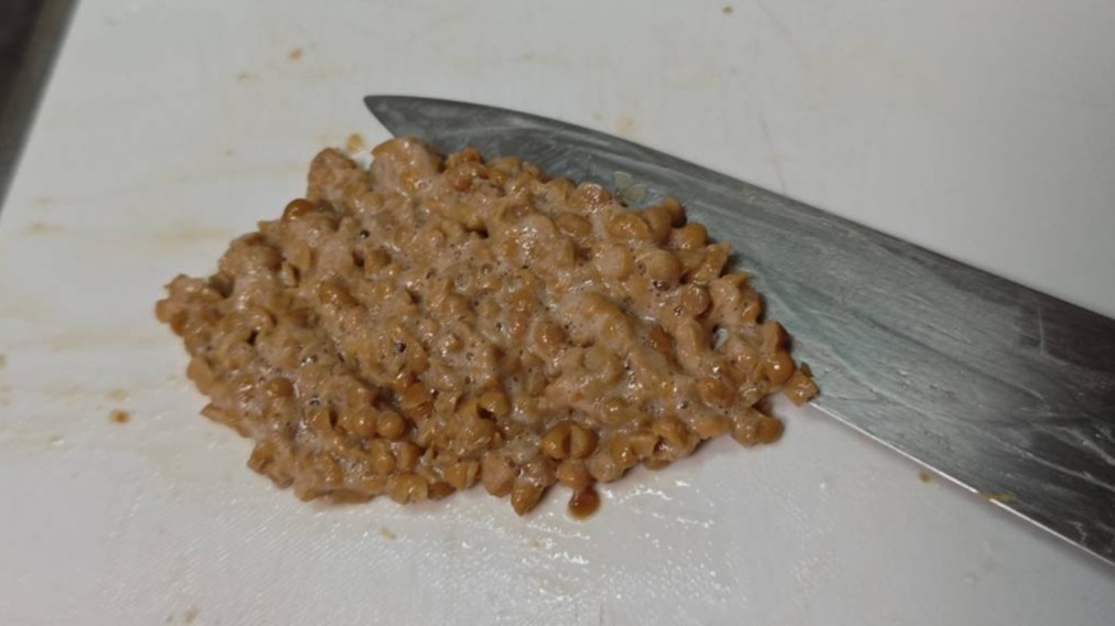 納豆を刻む、つくり方|魚の玄米フレークフライ・納豆タルタルソース,レシピ,釣果メシ
