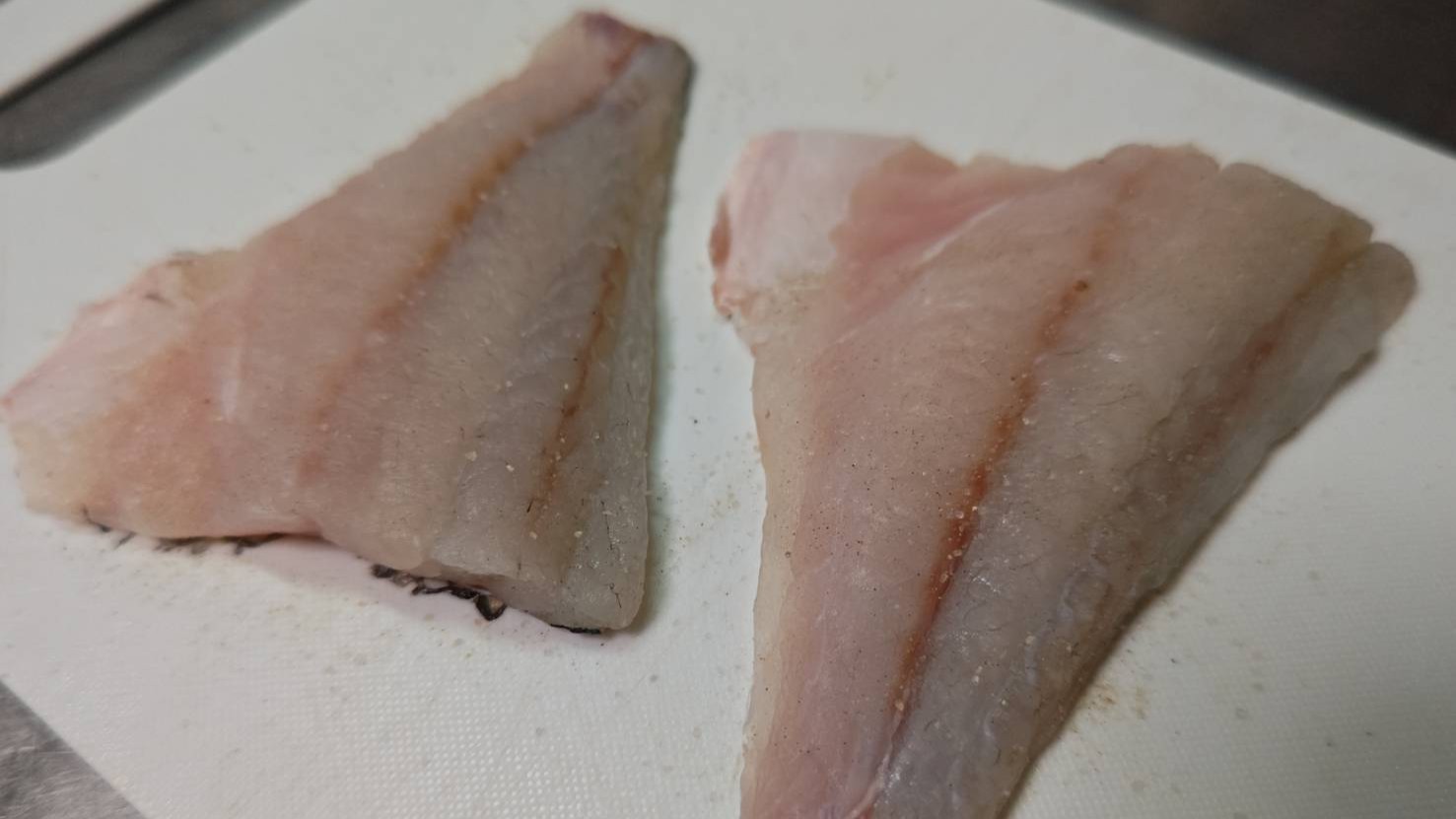 塩こしょうをする|魚の玄米フレークフライ・納豆タルタルソース,レシピ,釣果メシ