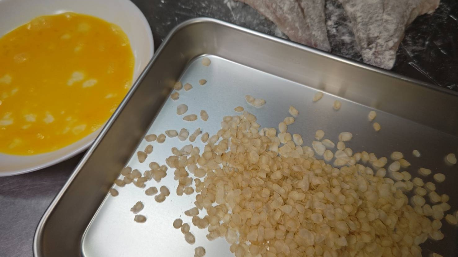 衣をつける|魚の玄米フレークフライ・納豆タルタルソース,レシピ,釣果メシ