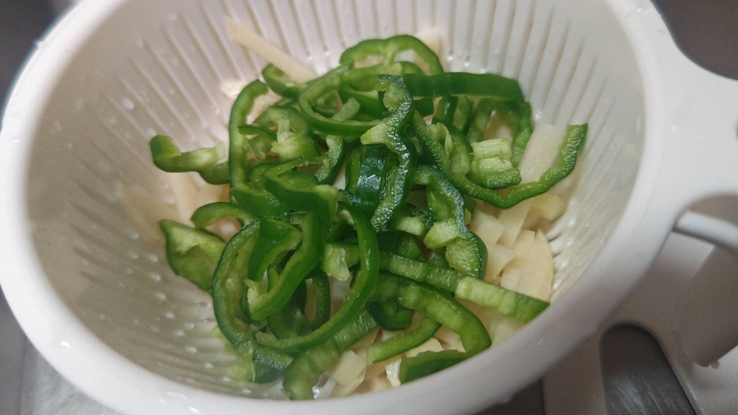 野菜をザルにあげる｜魚の鱔魚意麺風オ甘酢あんかけ焼きそば,釣果メシ