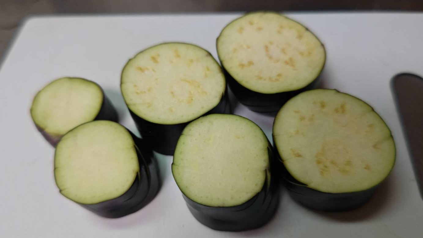 茄子を輪切りに|魚と茄子と万願寺唐辛子の揚げ出し,釣果メシ