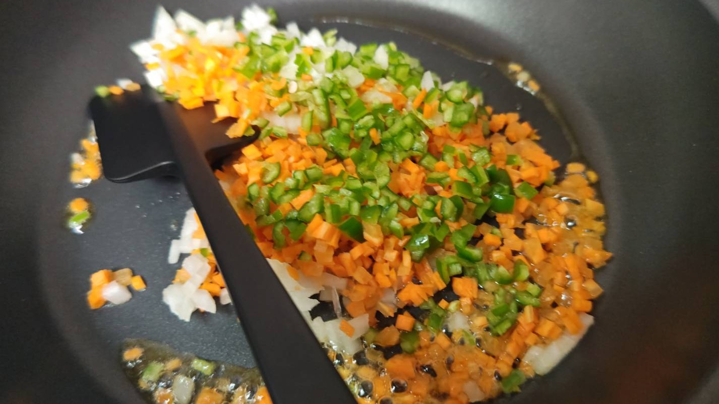 野菜を炒める|魚入りガパオライス,レシピ,釣果メシ