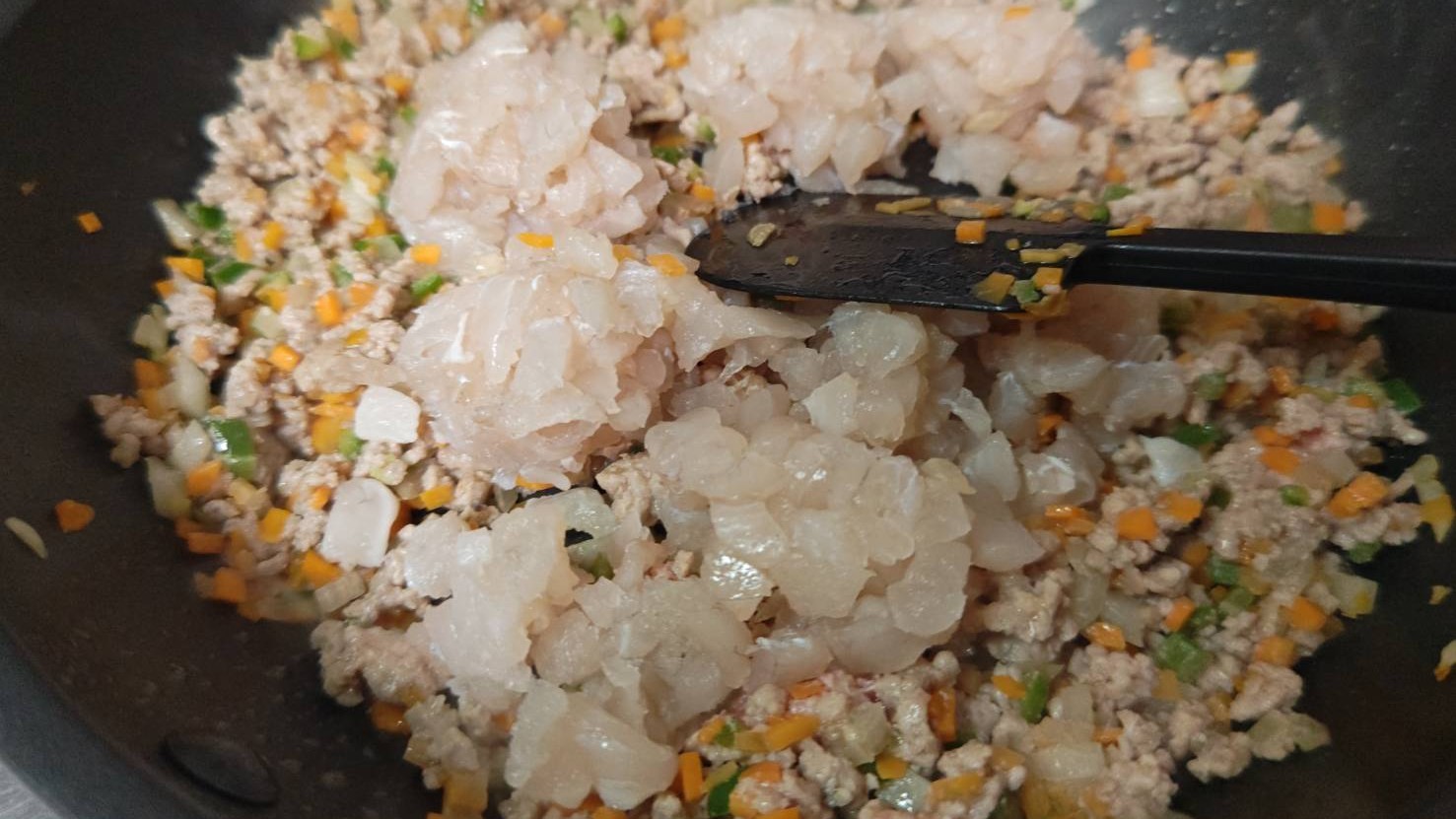魚を加える|魚入りガパオライス,レシピ,釣果メシ