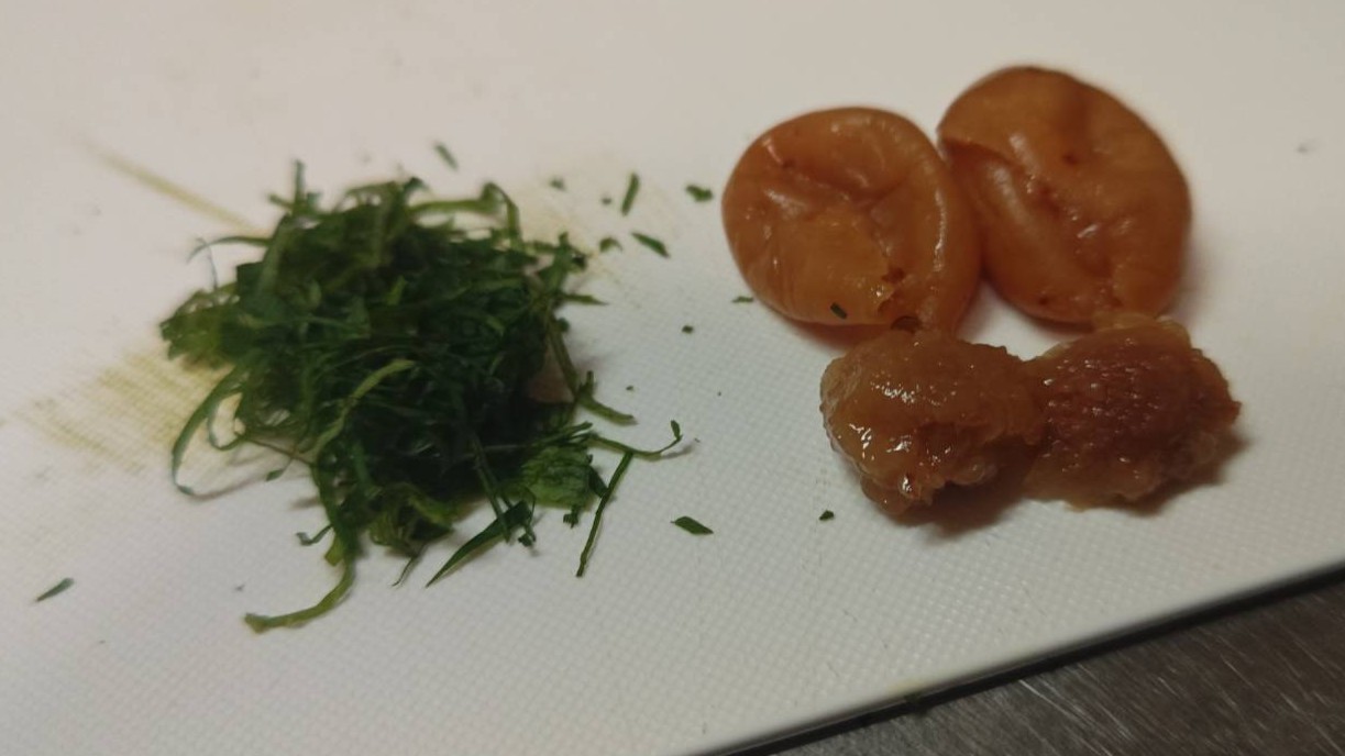 香味野菜をカット｜アジ,梅ほうじ茶煮,レシピ,釣果メシ