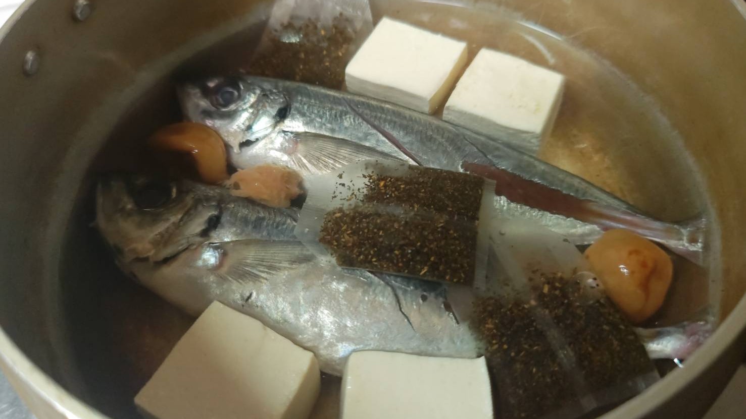 鍋に材料を入れる｜アジ,梅ほうじ茶煮,レシピ,釣果メシ