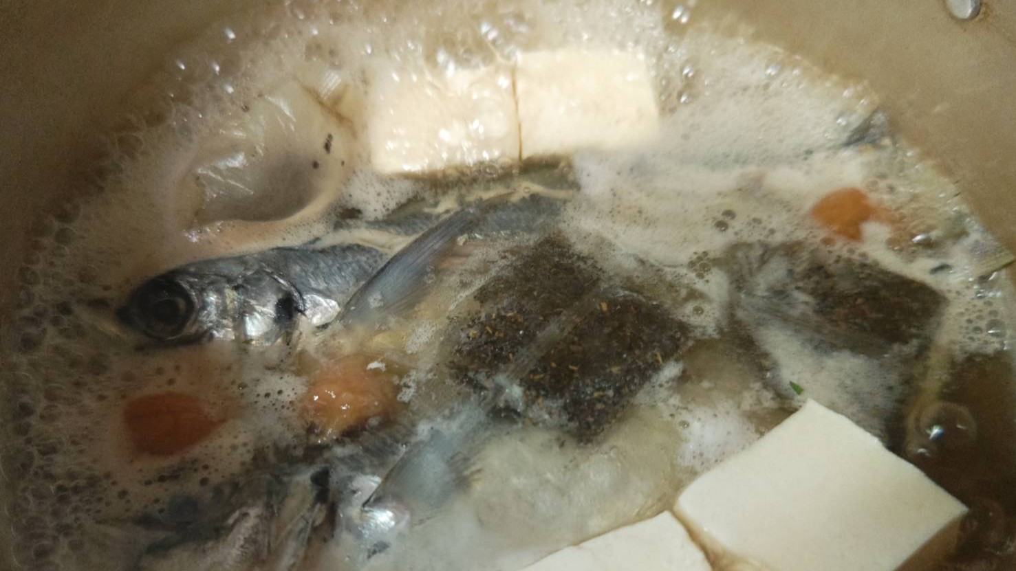 アクを掬う｜アジ,梅ほうじ茶煮,レシピ,釣果メシ