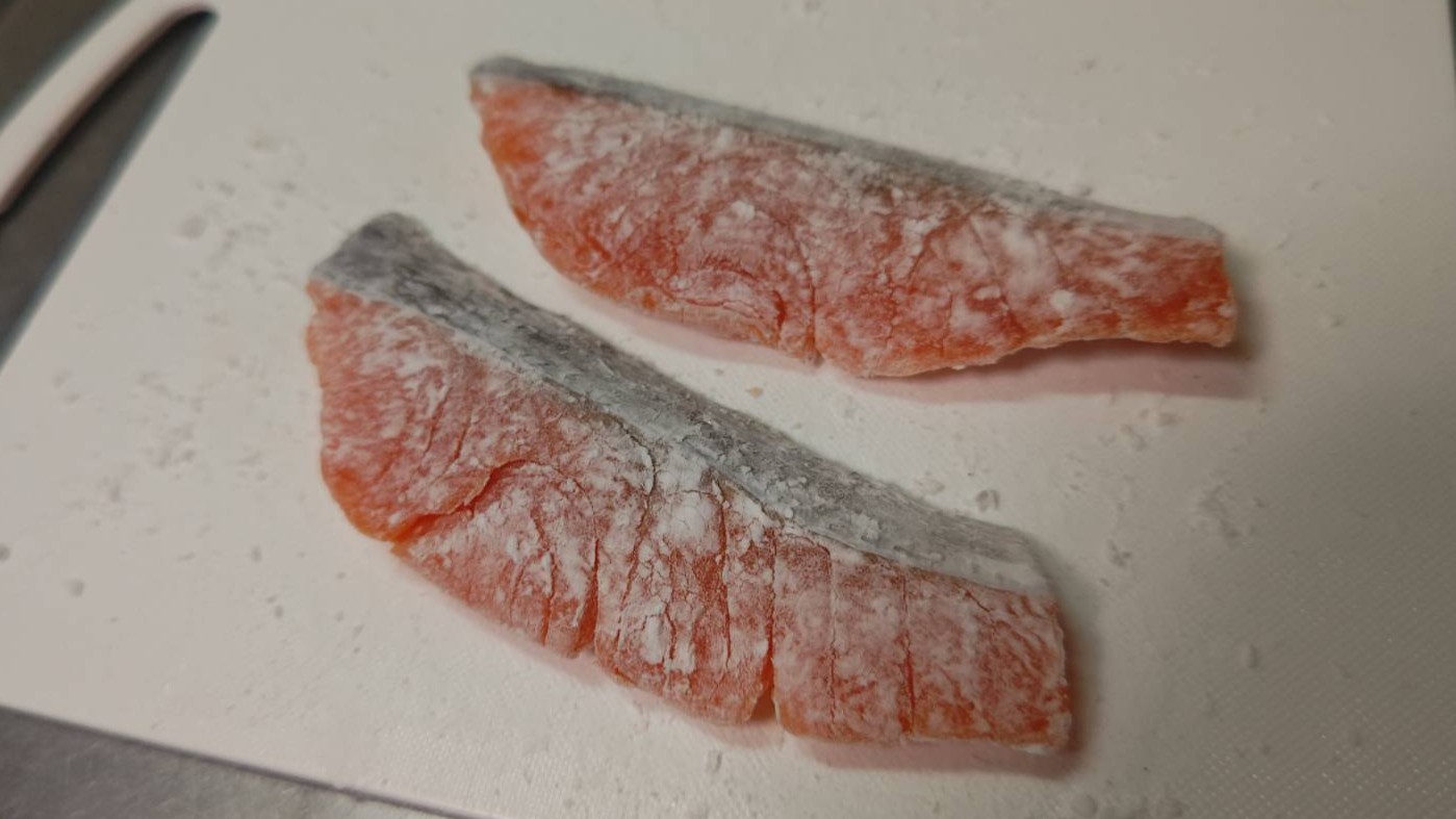 片栗粉をはたく｜秋鮭(アキアジ)の木ノ子あんかけ,レシピ,釣果メシ