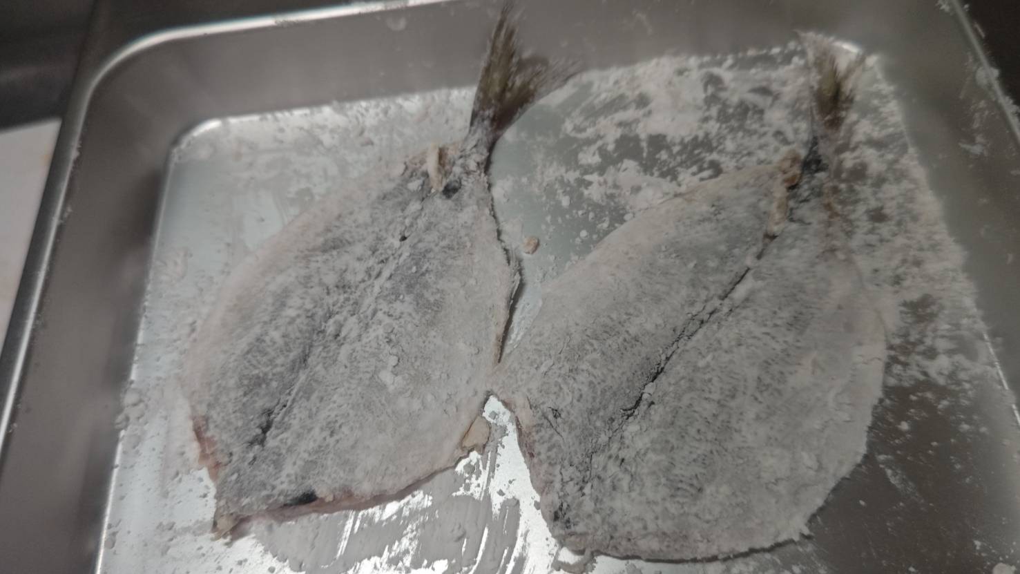 下味をして粉をはたく|アジとサンマのヤンニョムフィッシュ,レシピ,釣果メシ