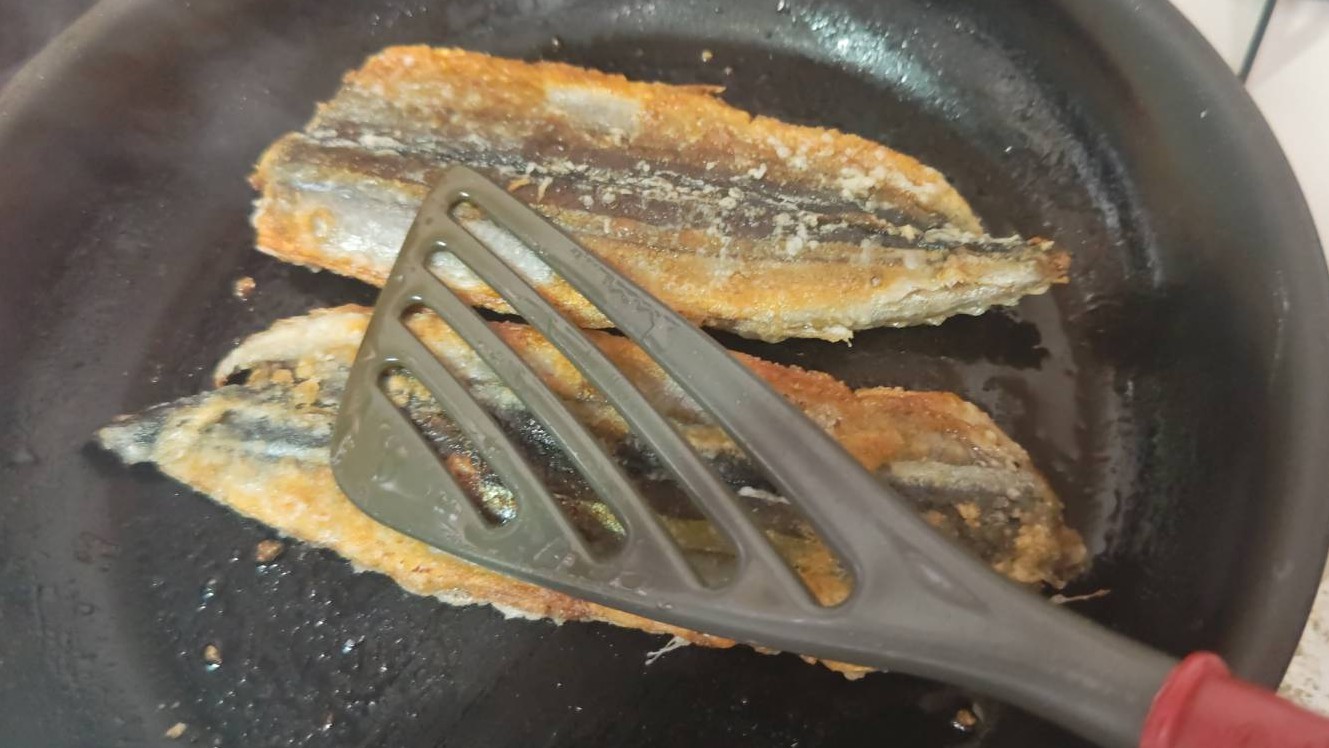 裏返して焼く|アジとサンマのヤンニョムフィッシュ,レシピ,釣果メシ