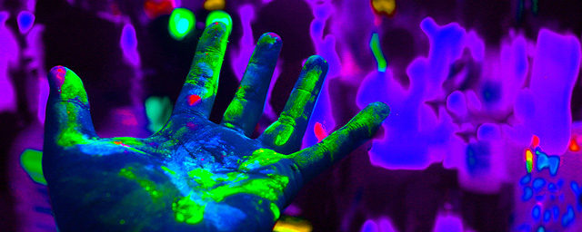 ケイムラとは？ルアーに使うその効果とグローとの違いと自作できる塗料