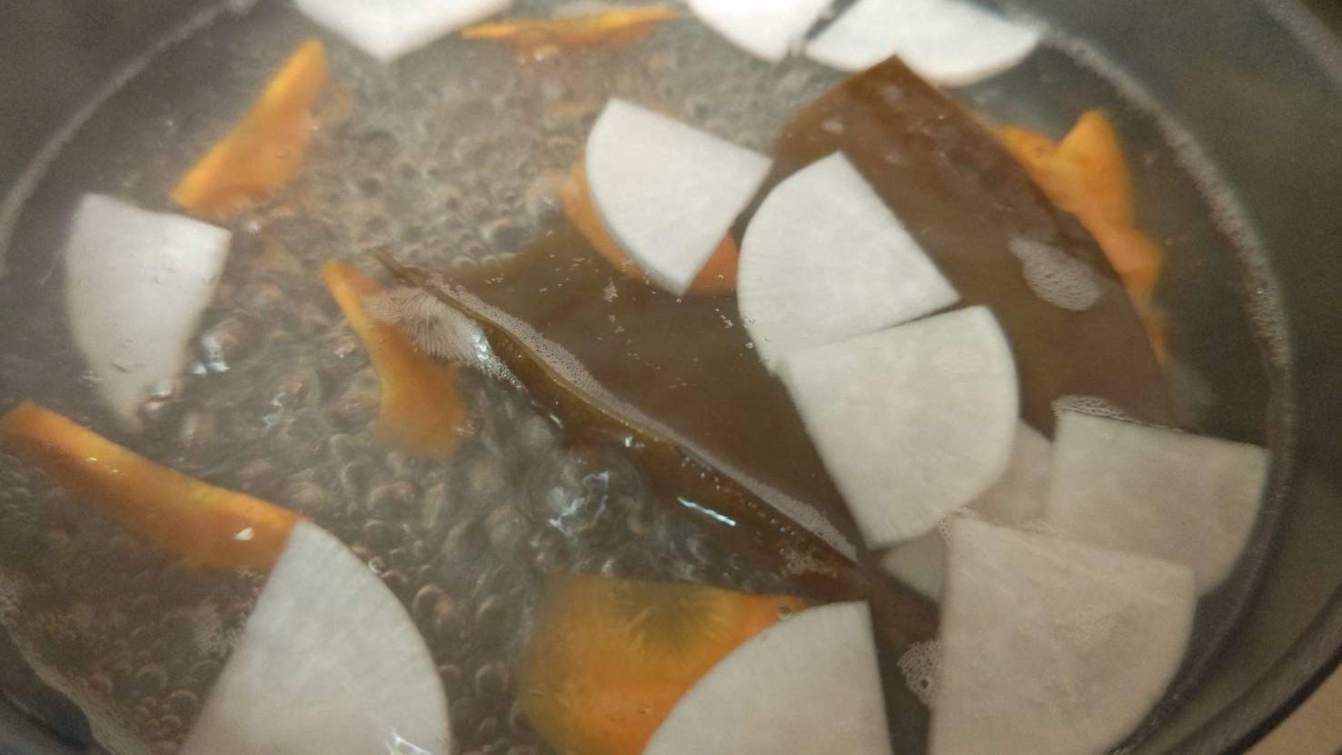 具材を火入れ|鮭の酒粕三平汁,つくり方,レシピ,釣果メシ