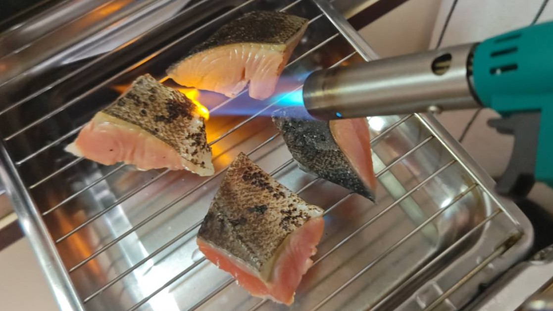 皮目を炙る|鮭の酒粕三平汁,つくり方,レシピ,釣果メシ