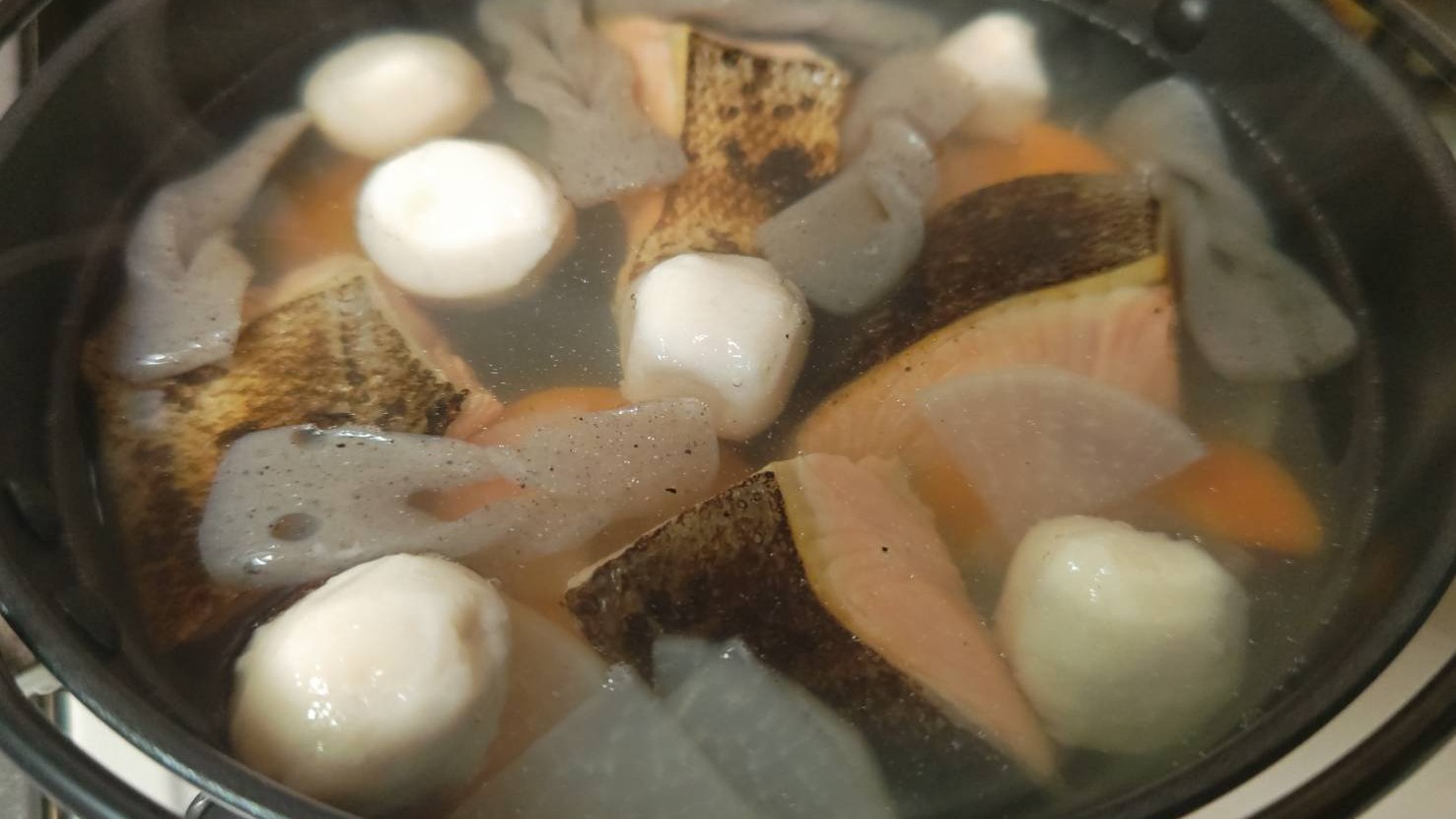 魚を入れて煮る|鮭の酒粕三平汁,つくり方,レシピ,釣果メシ