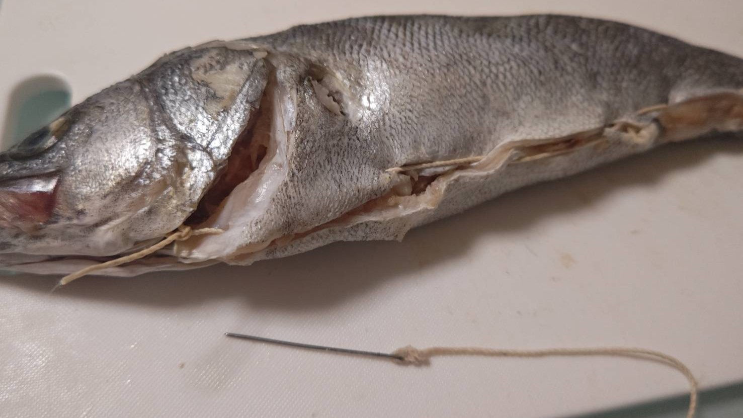 紐で縫い止めする|すずきのレリエノ,クリスマスフィッシュ,つくり方,レシピ,釣果メシ