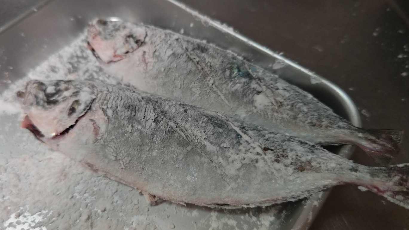粉をはたく｜アジの揚げ焼き・生姜風味の卵とじあんかけ,レシピ,釣果メシ