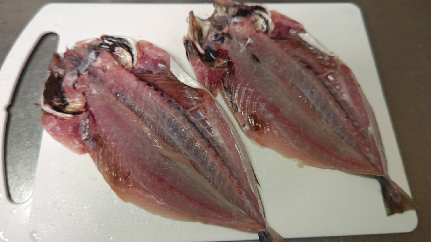 アジを開く|アジのビルバオ風ソテー,レシピ,作り方,釣果メシ