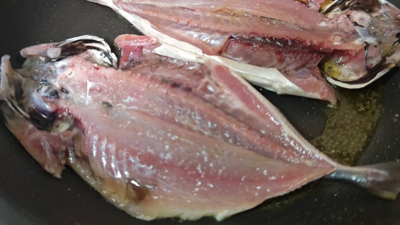 ソテーする|アジのビルバオ風ソテー,レシピ,作り方,釣果メシ