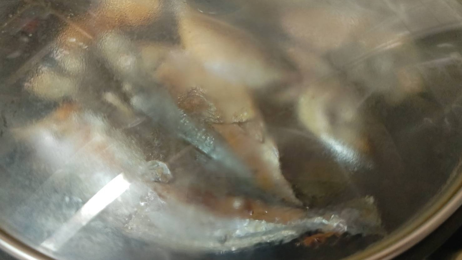 蓋をして焼く|アジのビルバオ風ソテー,レシピ,作り方,釣果メシ