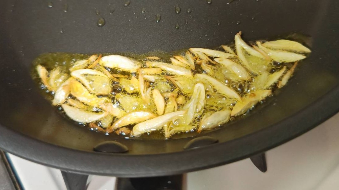 白ワインビネガーを加える|アジのビルバオ風ソテー,レシピ,作り方,釣果メシ